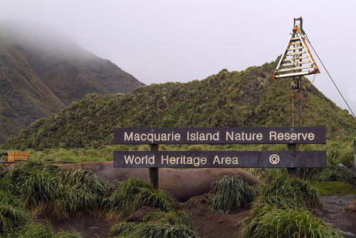 Anare scientific station, Signpost of Macquarie Island, UNESCO World Heritage Site, Australian Subantarctic Islands Station scientifique de Anare, panneau indicaterur de l'ile de Macquarie, Site du Patrimoine Mondial de l?UNESCO, Iles subantarctiques d?Australie Wissenschaftliche Station Anare, Anzeigtafel von Macquarie Insel, Welterbe der UNESCO, Subantarktische Inseln von Australien
