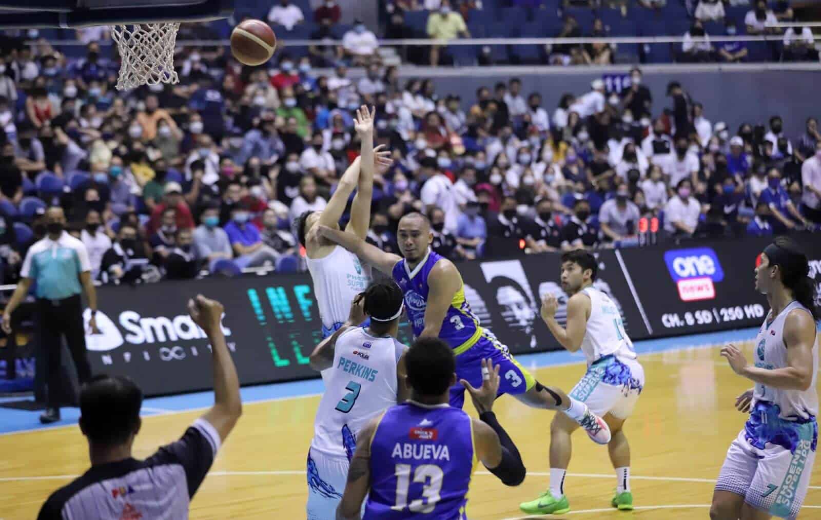 A basketball player from Magnolia crushes Phoenix to advance in PBA Governors' Cup semis.