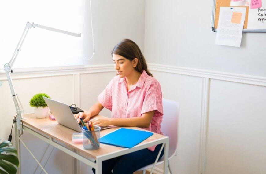 virtual assistant at work in Manila.