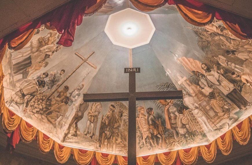 Cebu is known for its delicious pasalubong, from dried mangoes to lechon. Its unique souvenirs reflect the island's rich culture, offering something special for everyone.